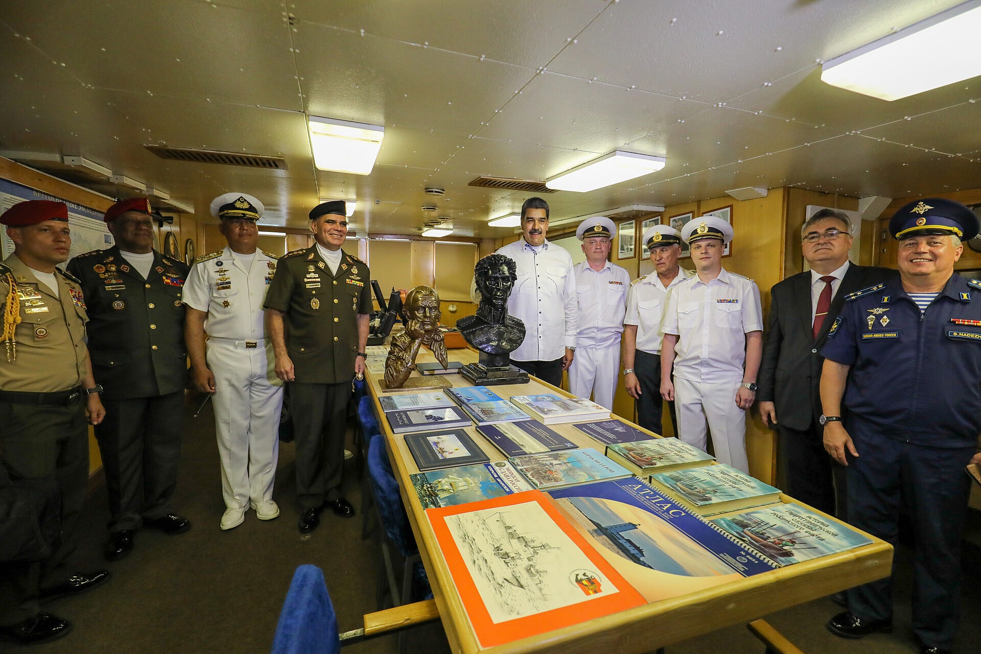 Impronta del Generalísimo Francisco de Miranda y del Libertador Simón Bolívar acompañarán por los mares al Buque «Admiral Vladimirsky»