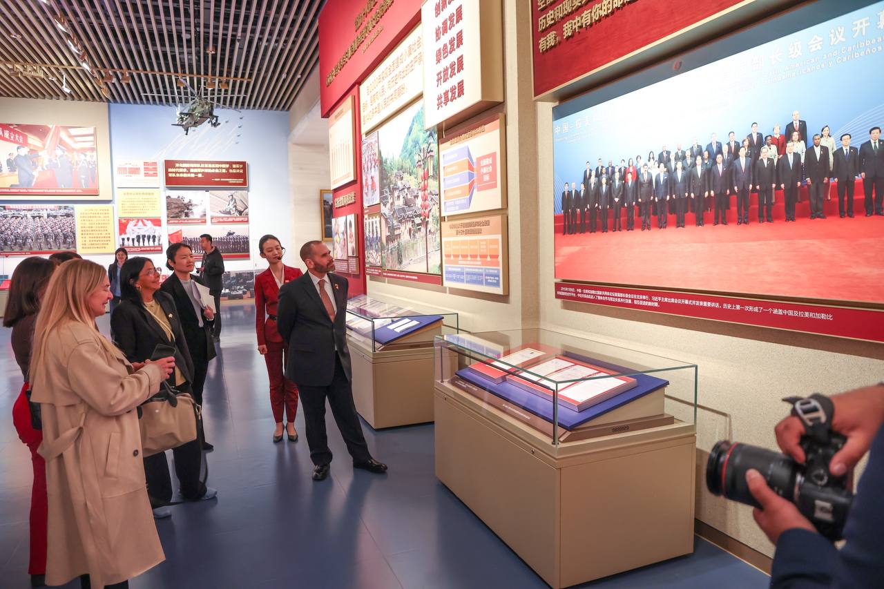 Vicepresidenta Rodríguez explora la historia del Partido Comunista en Beijing