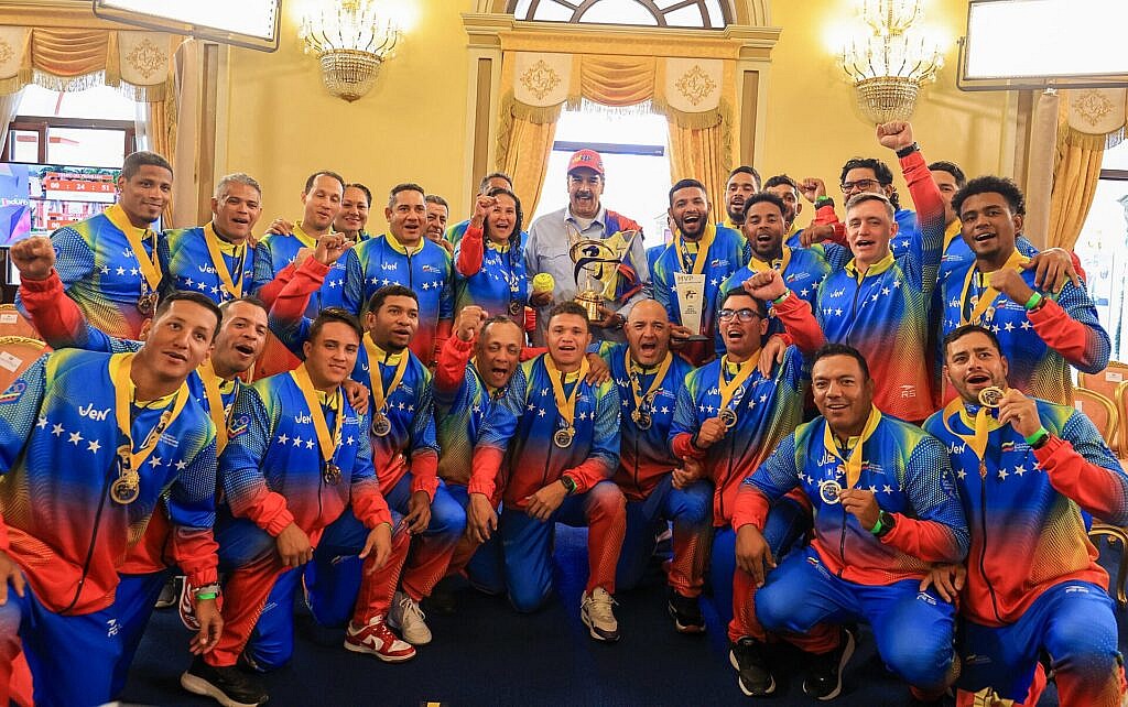 Equipo Masculino de Softbol de Venezuela recibe orden Francisco de Miranda en su Segunda Clase