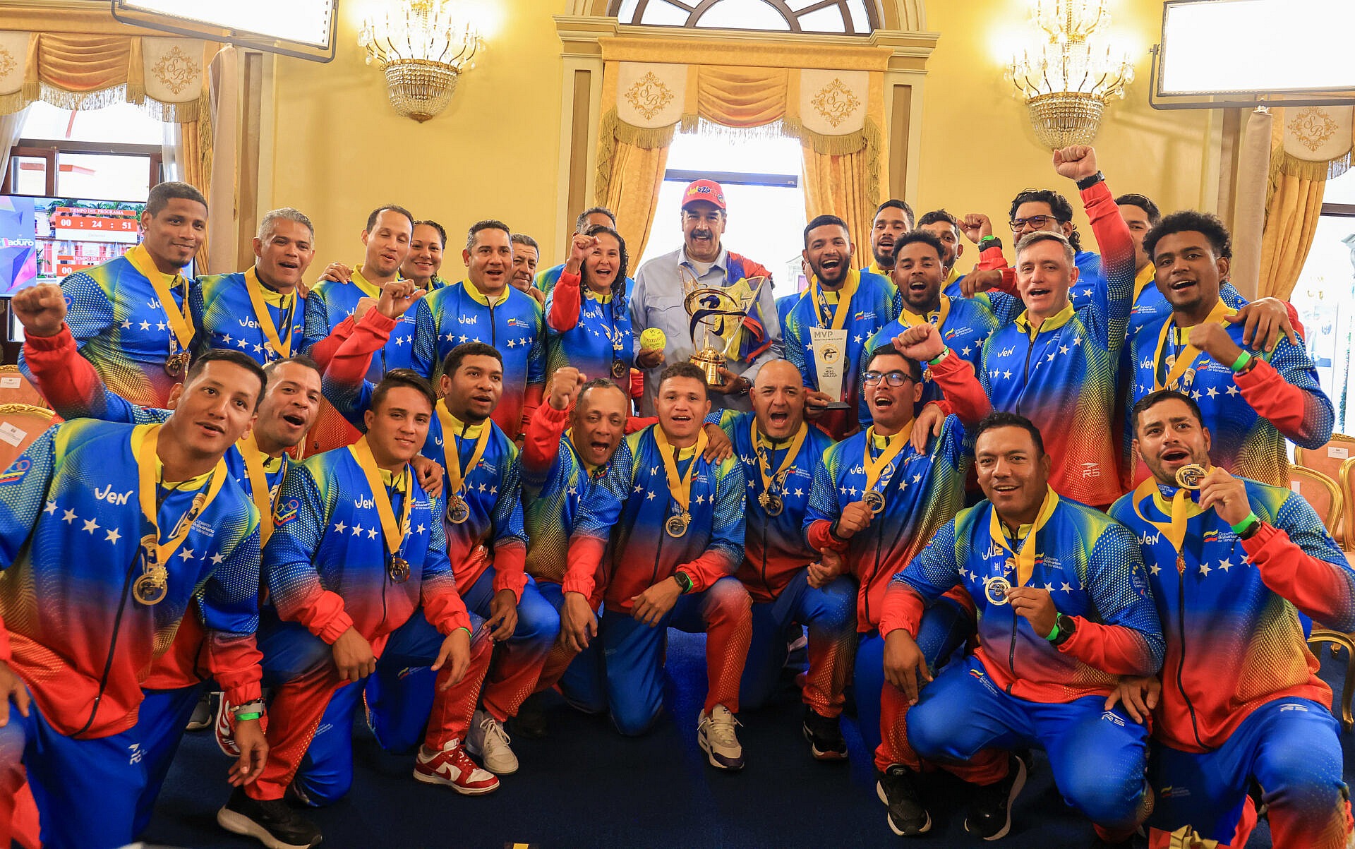 Equipo Masculino de Softbol de Venezuela recibe orden Francisco de Miranda en su Segunda Clase