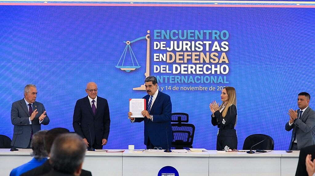 <a class="amazingslider-posttitle-link" href="https://www.mppef.gob.ve/presidente-maduro-llega-a-la-clausura-del-encuentro-de-juristas-en-defensa-del-derecho-internacional/">Presidente Maduro llega a la clausura del Encuentro de Juristas en Defensa del Derecho Internacional</a> Presidente Maduro llega a la clausura del Encuentro de Juristas en Defensa del Derecho Internacional