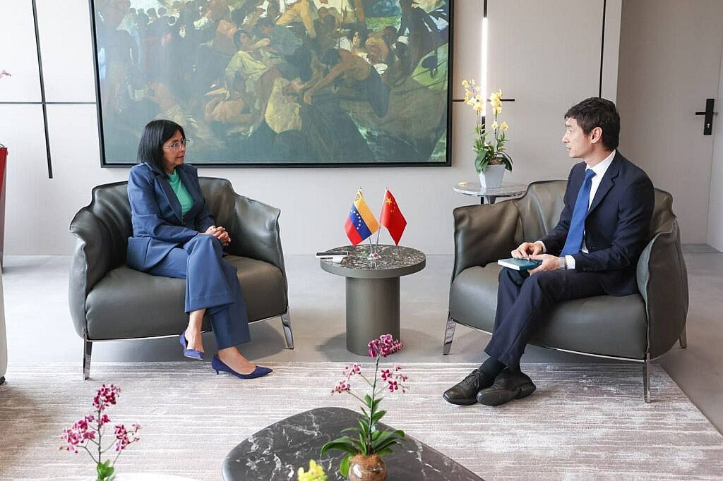 Presidenta Encargada Rodríguez sostuvo encuentro con el Embajador de la República Popular China en Venezuela, Lan Hu