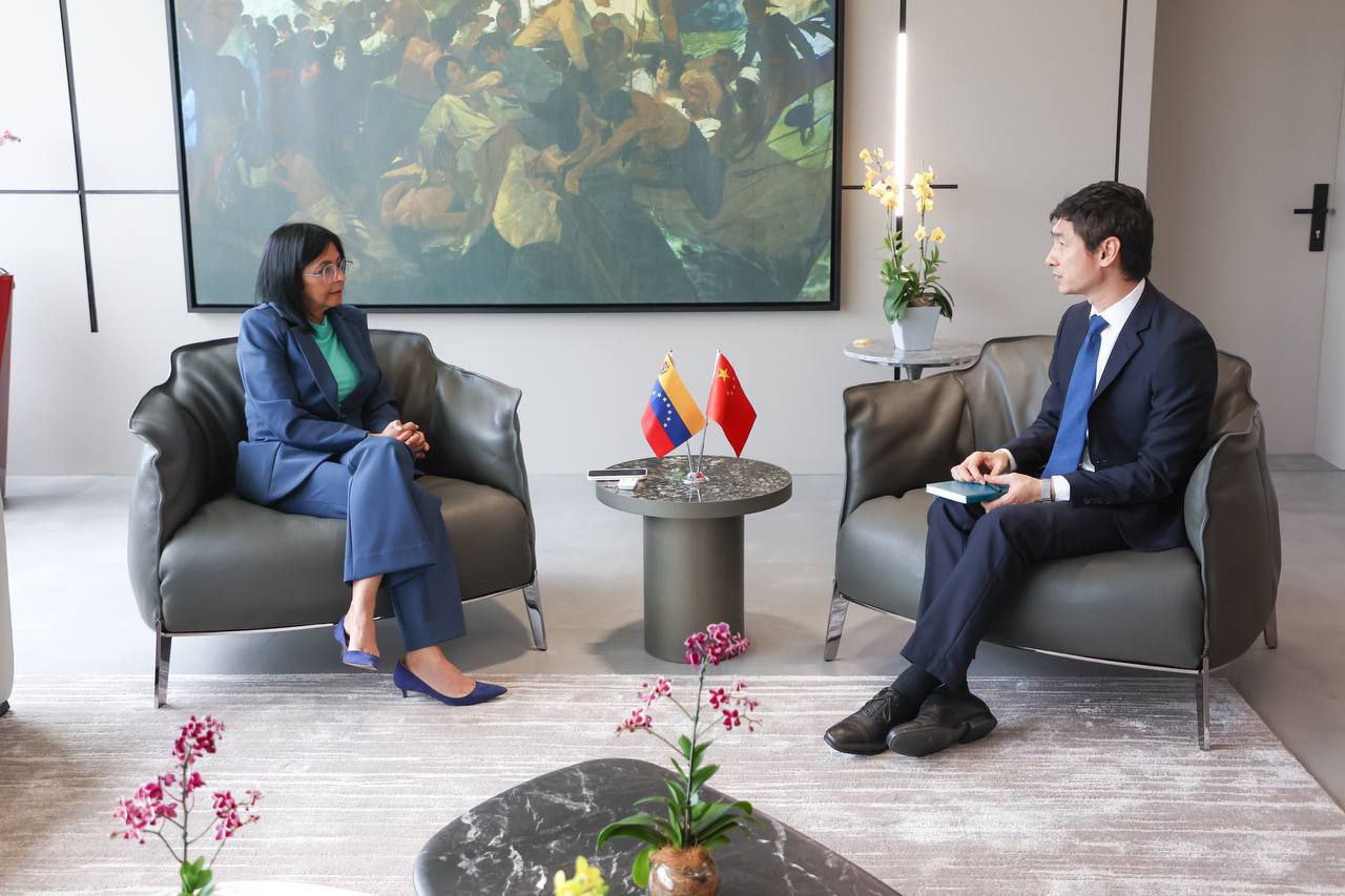 Presidenta Encargada Rodríguez sostuvo encuentro con el Embajador de la República Popular China en Venezuela, Lan Hu