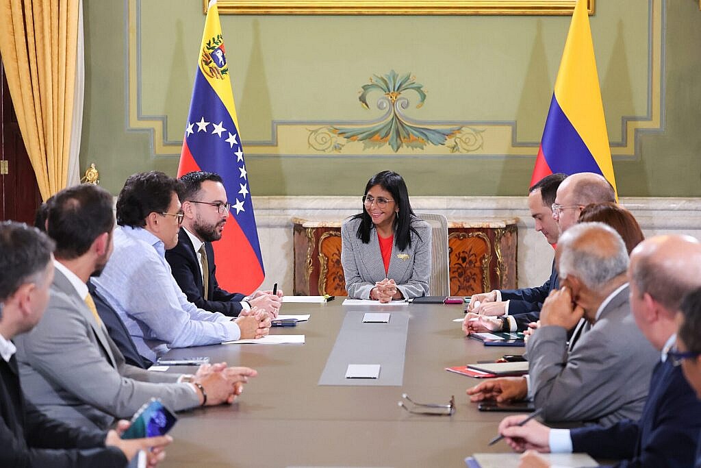 Presidenta (E) Delcy Rodríguez recibe en el Palacio de Miraflores a delegación de la República de Colombia