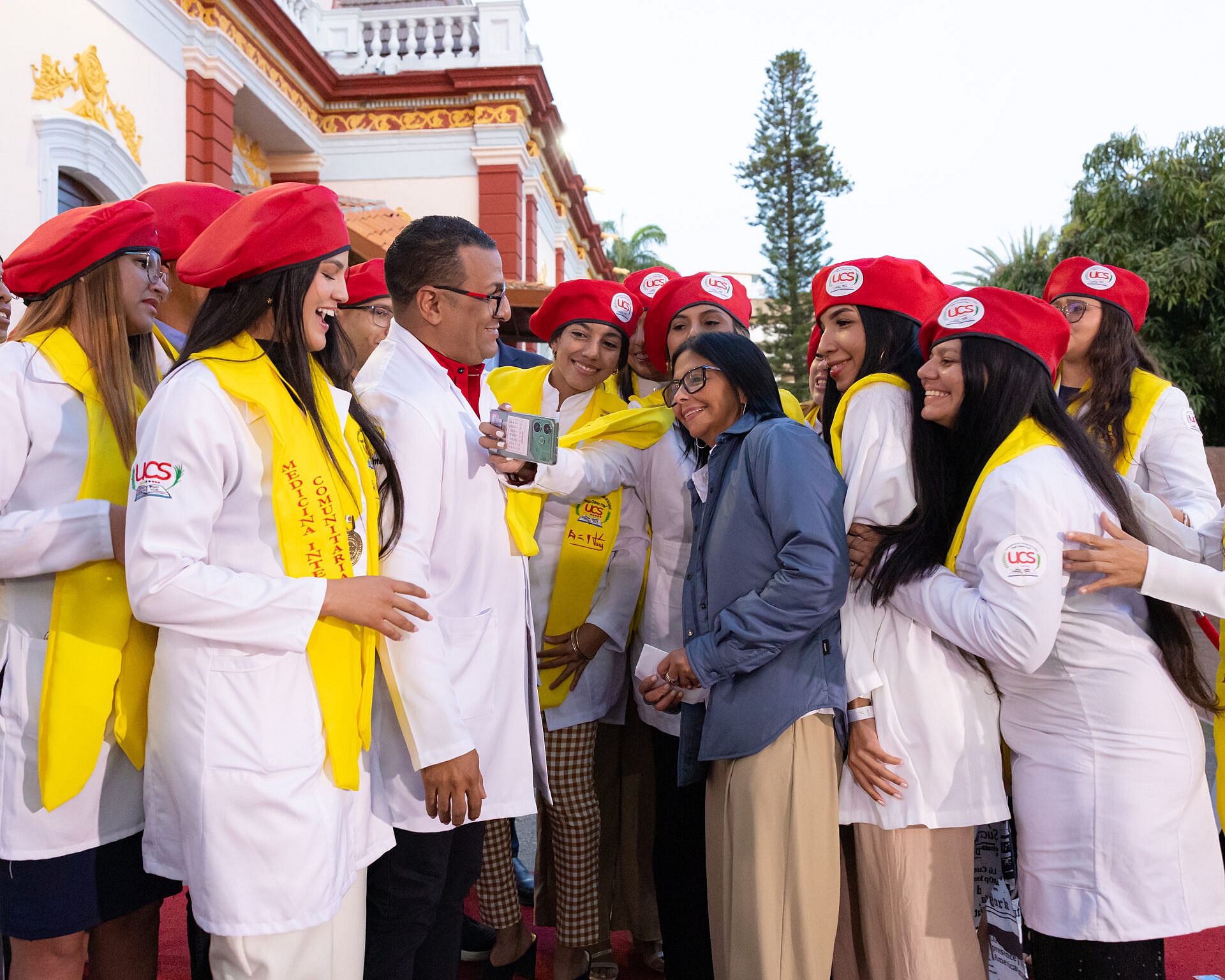 Presidenta (E) Delcy Rodríguez reconoce la vocación de servicio de los médicos venezolanos
