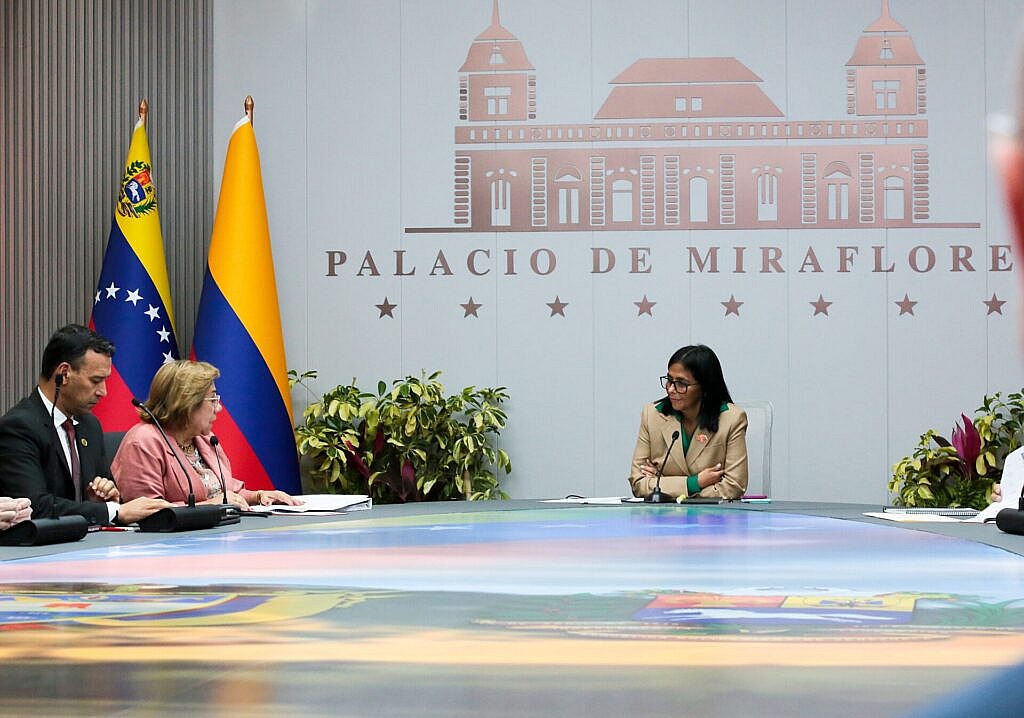 Presidenta (E) Delcy Rodríguez lidera reunión de trabajo entre delegaciones de Venezuela y Colombia