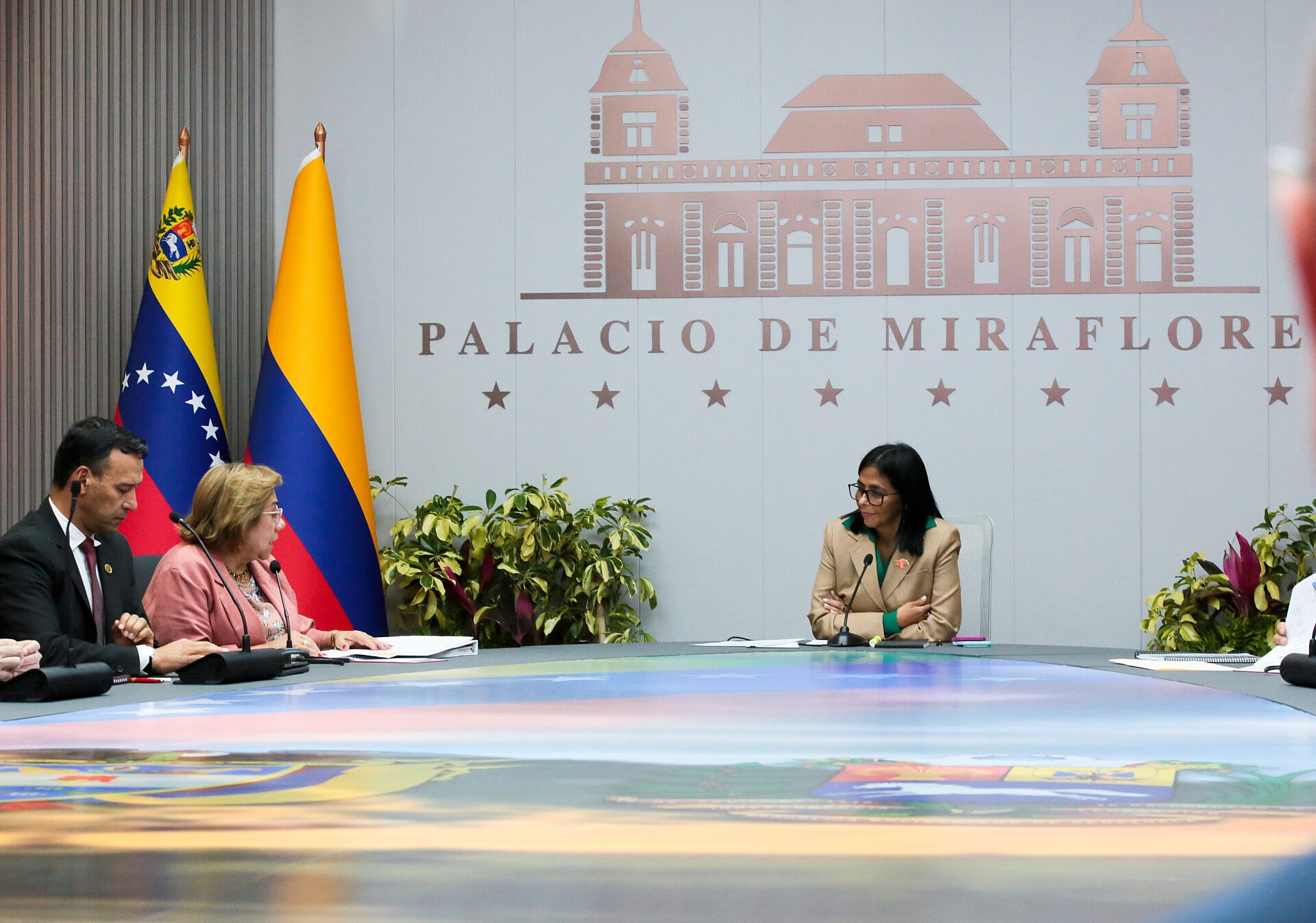 Presidenta (E) Delcy Rodríguez lidera reunión de trabajo entre delegaciones de Venezuela y Colombia
