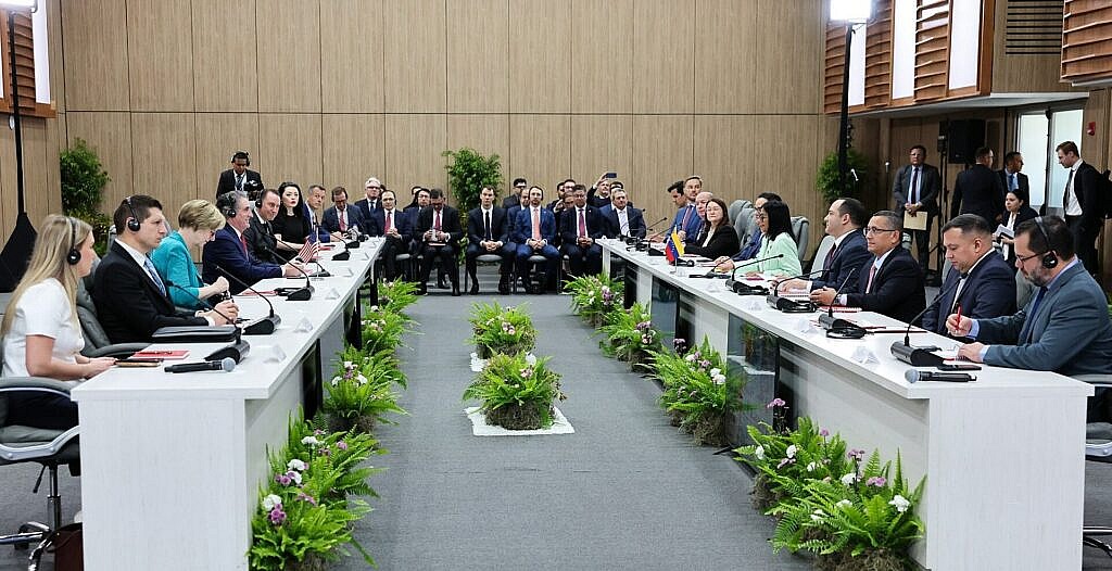 Presidenta (E) Delcy Rodríguez dirige reunión con el Secretario de Interior de EEUU, Doug Burgum, y representantes de la industria petrolera y gasífera