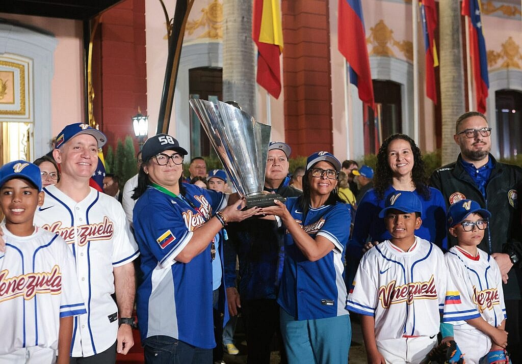 Presidenta (E) Delcy Rodríguez recibió a representantes de la Selección Nacional de Béisbol en el Palacio de Miraflores