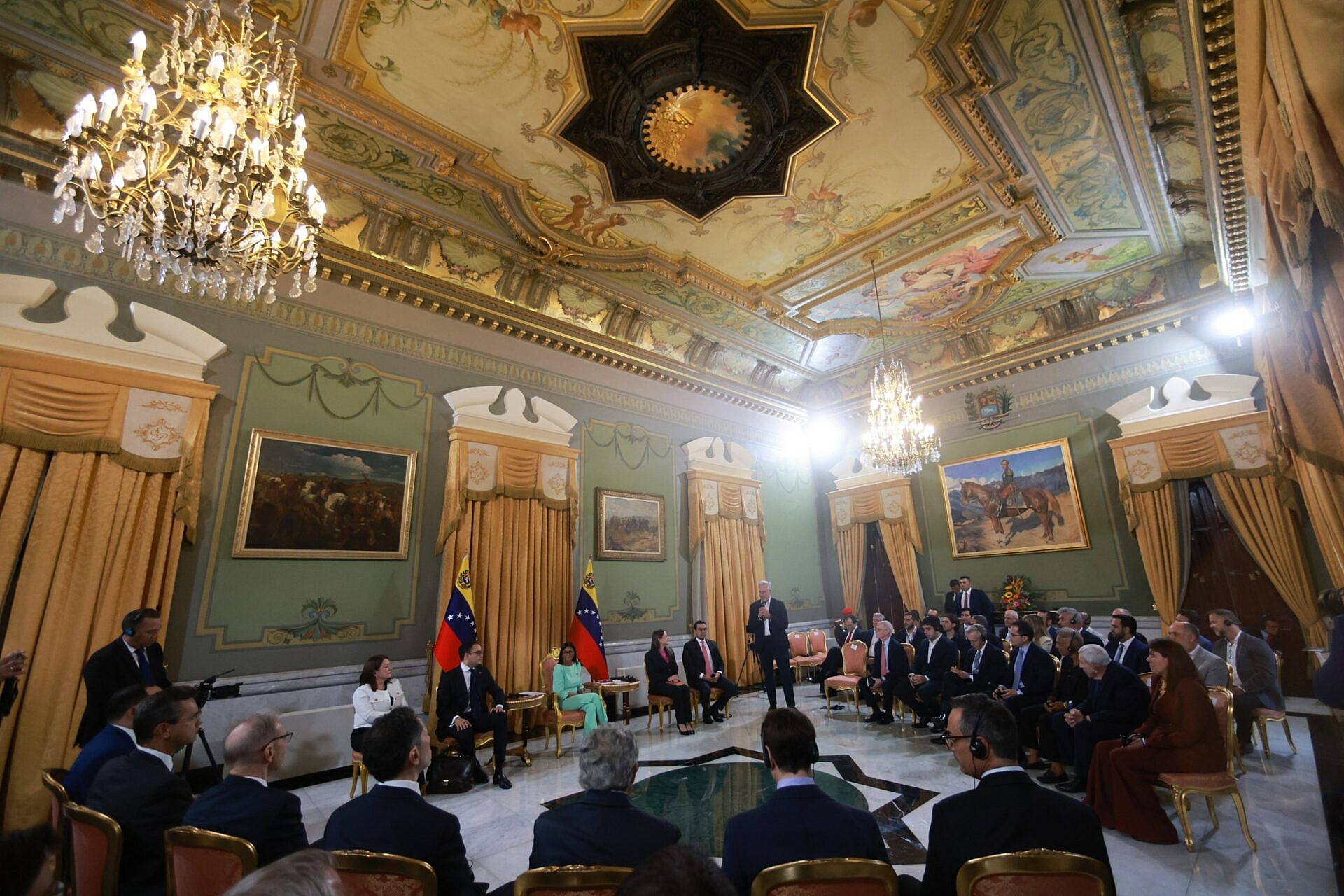 Presidenta (E) Delcy Rodríguez lidera encuentro con inversionistas nacionales e internacionales en Miraflores