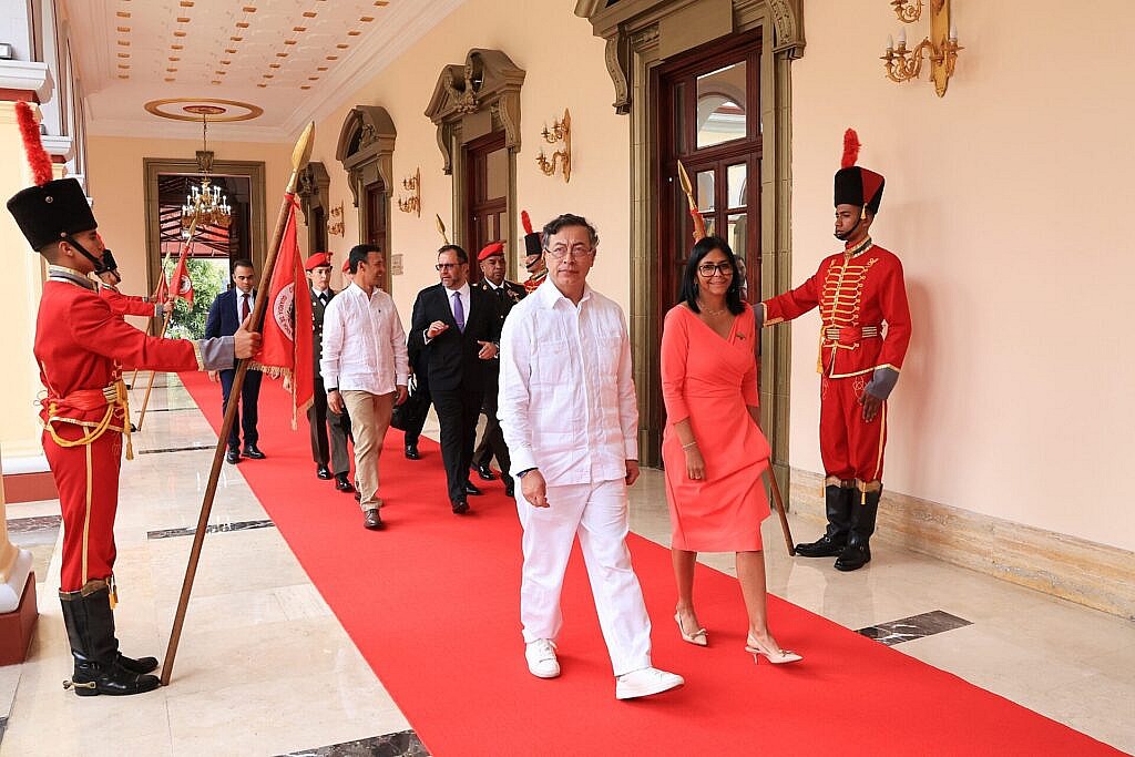 Presidenta (E) Delcy Rodríguez recibe a su homólogo colombiano Gustavo Petro en Miraflores