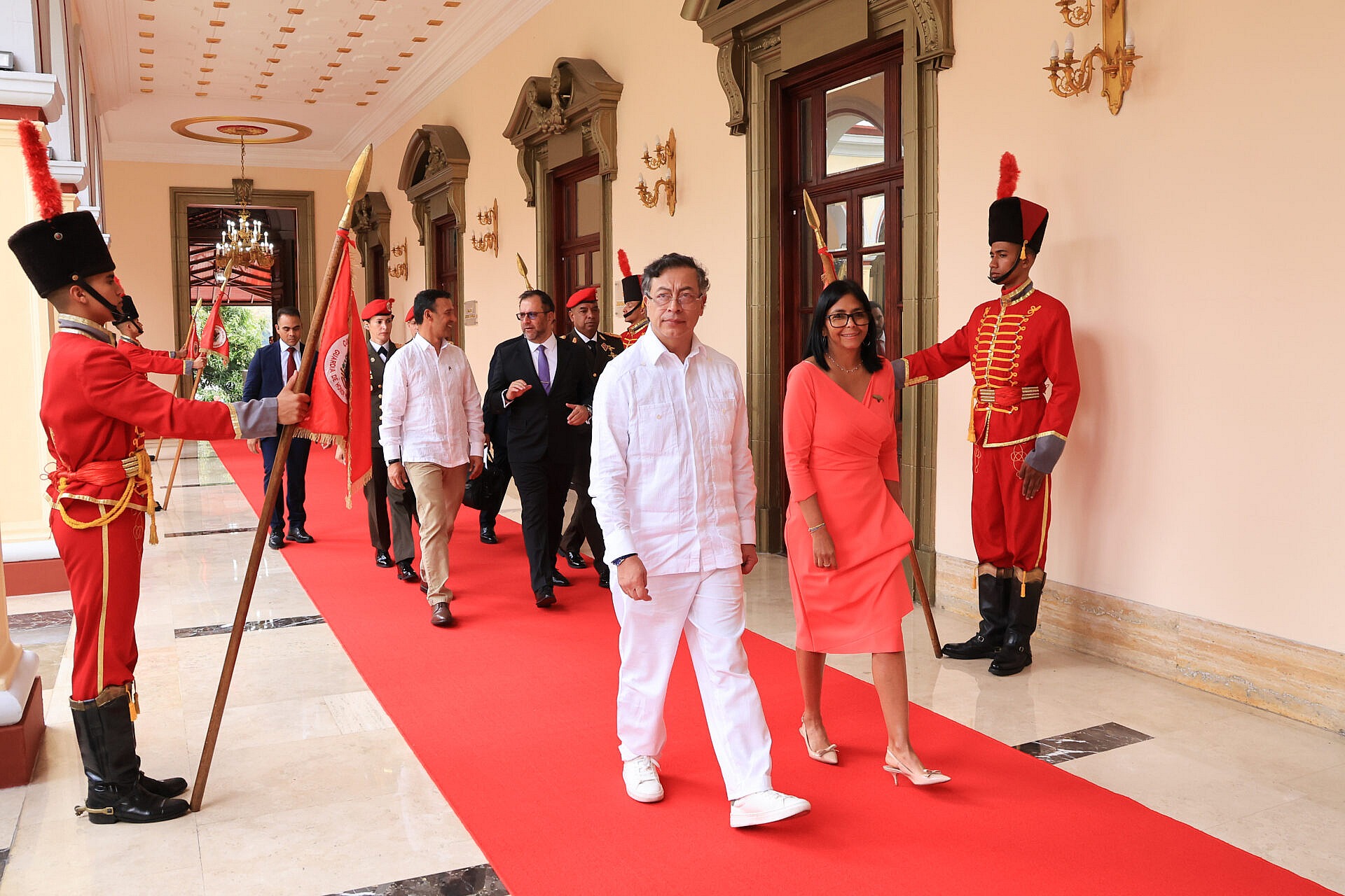Presidenta (E) Delcy Rodríguez recibe a su homólogo colombiano Gustavo Petro en Miraflores