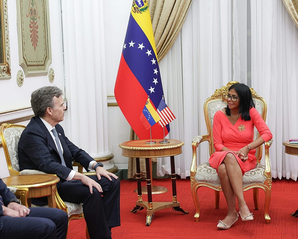 Presidenta (E) Delcy Rodríguez recibe en Miraflores a John Barrett, nuevo encargado de negocios de EEUU