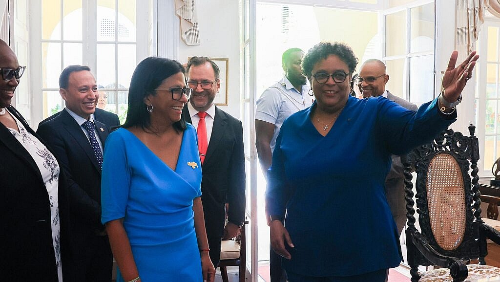 Presidenta (E) Delcy Rodríguez se reúne con Primera Ministra Mottley en la residencia Illaro Court de Bridgetown