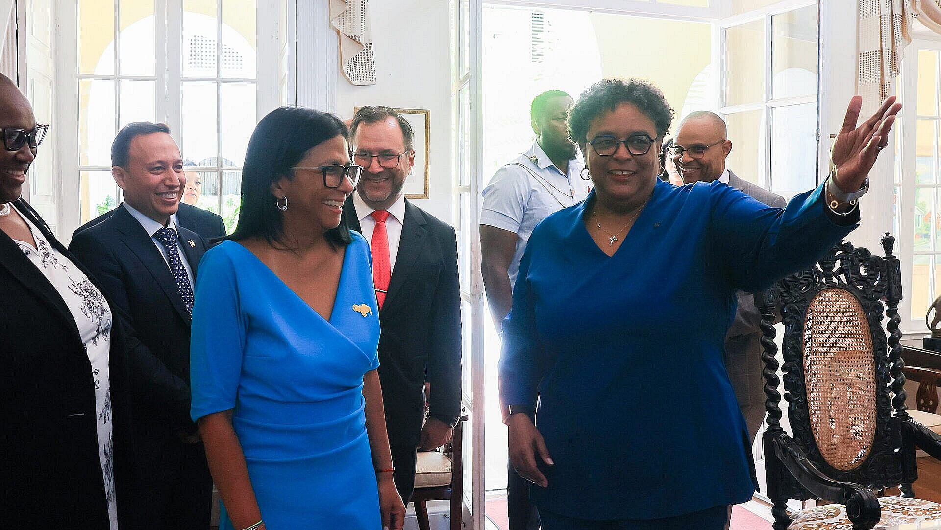 Presidenta (E) Delcy Rodríguez se reúne con Primera Ministra Mottley en la residencia Illaro Court de Bridgetown