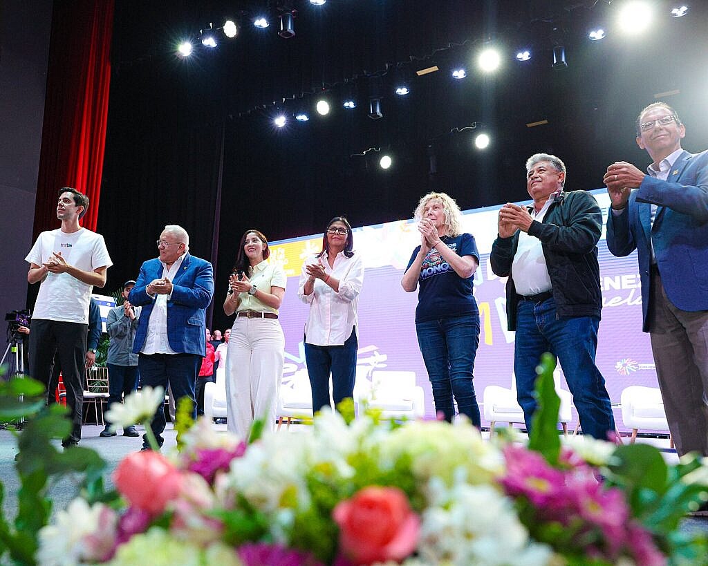 Presidenta (E) Delcy Rodríguez encabeza encuentro con diversos sectores en el Teatro de la Ópera de Maracay