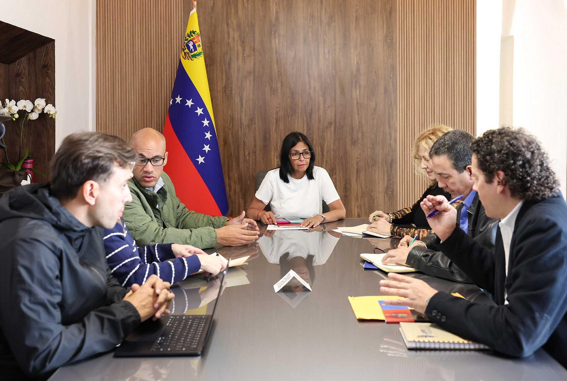 Presidenta (E) Delcy Rodríguez lidera reunión con autoridades en materia educativa