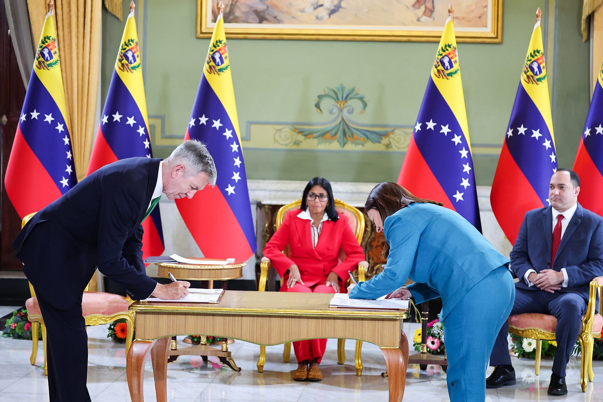 Presidenta Encargada lideró firma de Memorándum de Entendimiento con la empresa británica BP
