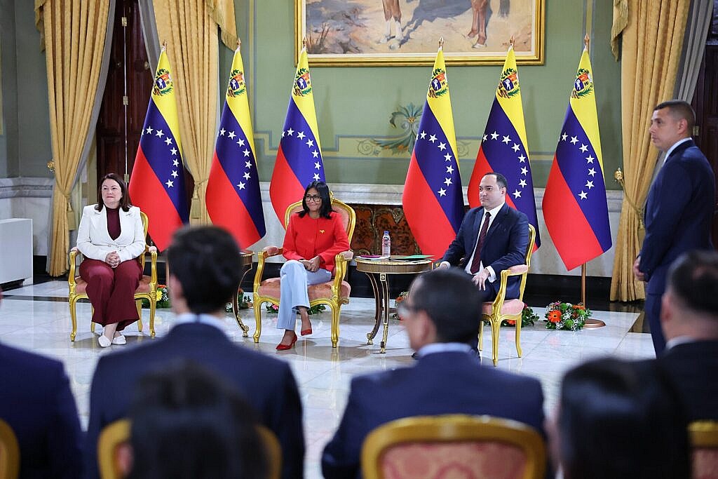 Venezuela suscribe acuerdos con la Corporación Nacional de Hidrocarburos de Italia (ENI)