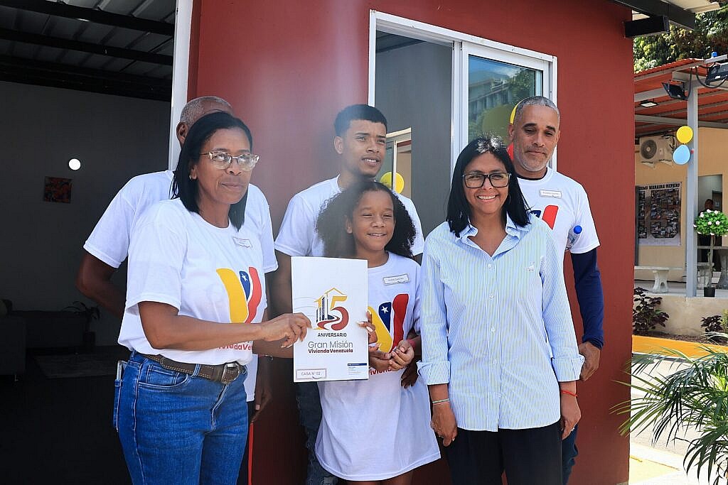 Presidenta (E) Delcy Rodríguez entrega viviendas al cumplirse el 15º aniversario de la GMVV
