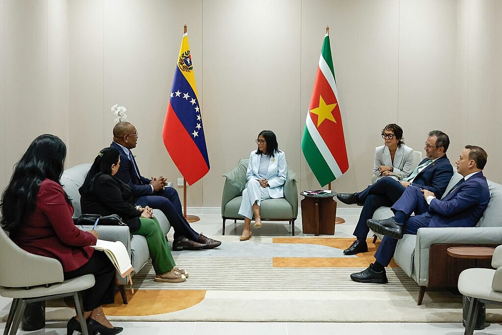 Presidenta (E) Delcy Rodríguez recibe en Caracas al ministro de Exteriores de Surinam, Melvin Bouva