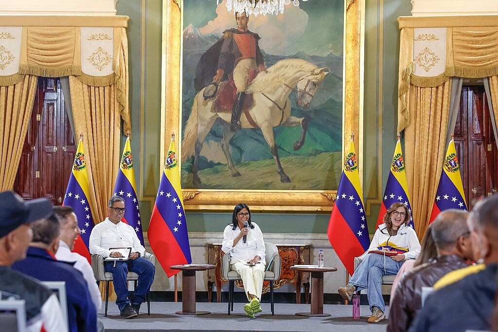 Presidenta (E) Delcy Rodríguez recibió a representantes del sector transporte en Miraflores