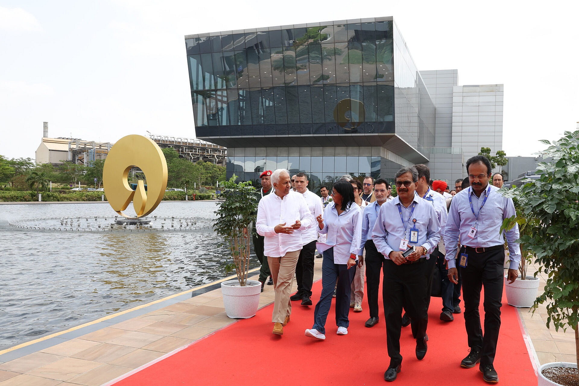 Presidenta Encargada inspecciona el complejo de refinación de petróleo más grande del mundo en Jamnagar