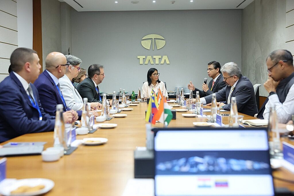 Presidenta (E) Delcy Rodríguez visita conglomerado industrial en Mumbai y aborda uso de energías renovables