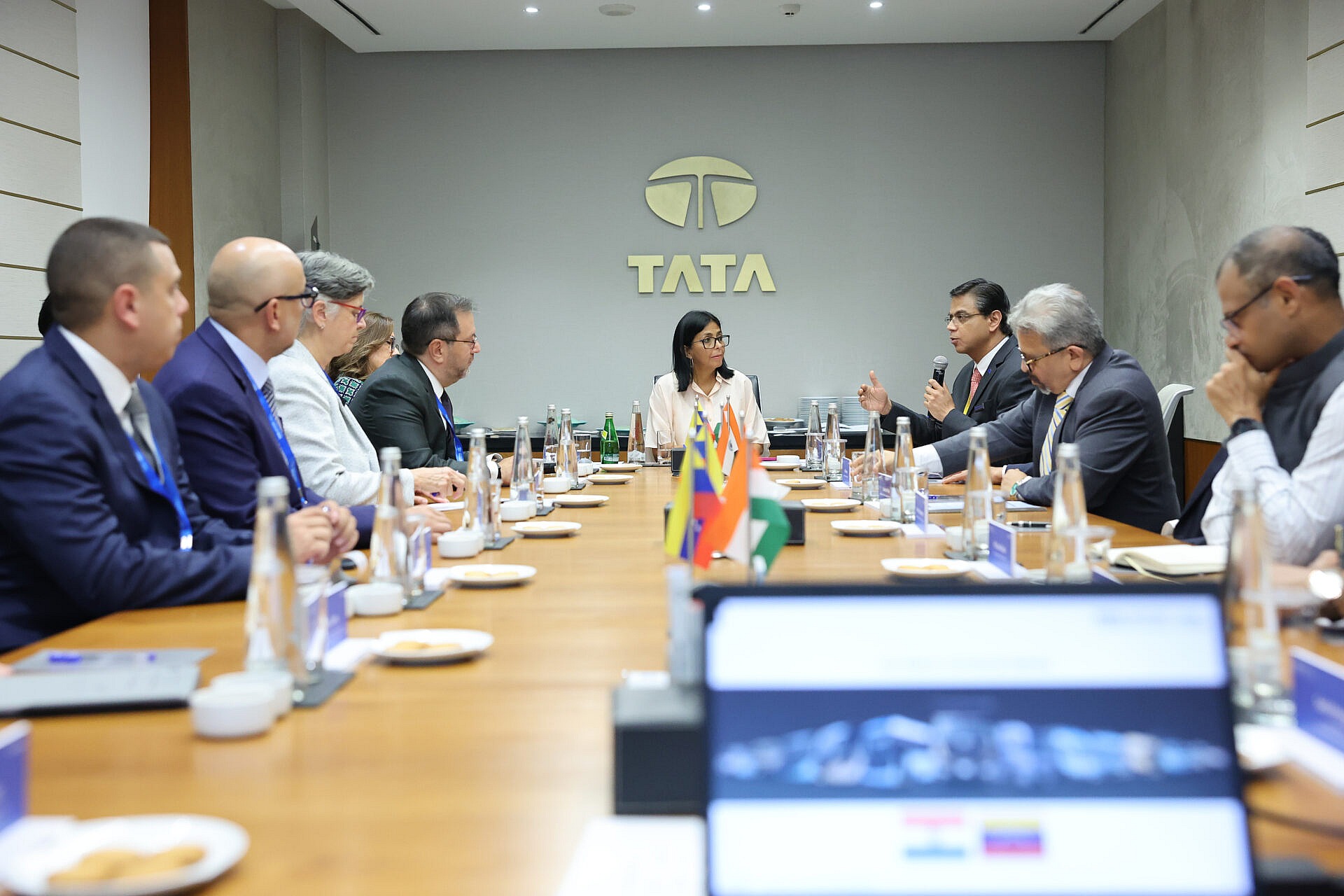 Presidenta (E) Delcy Rodríguez visita conglomerado industrial en Mumbai y aborda uso de energías renovables