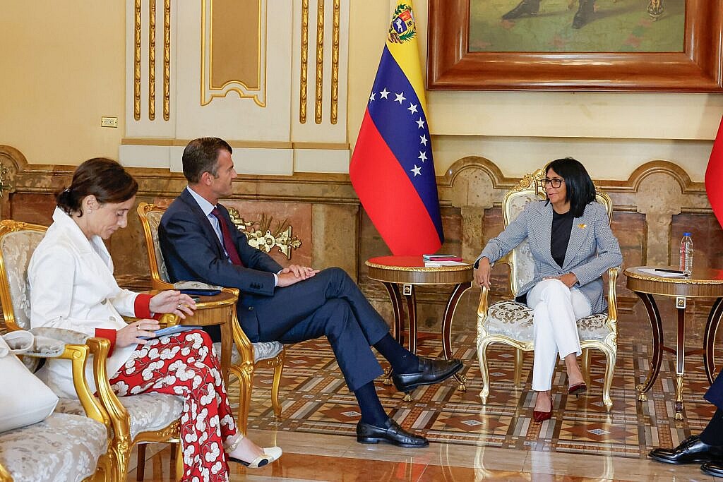 Presidenta Encargada recibió al Secretario General de la Organización Ítalo-Latinoamericana en Miraflores