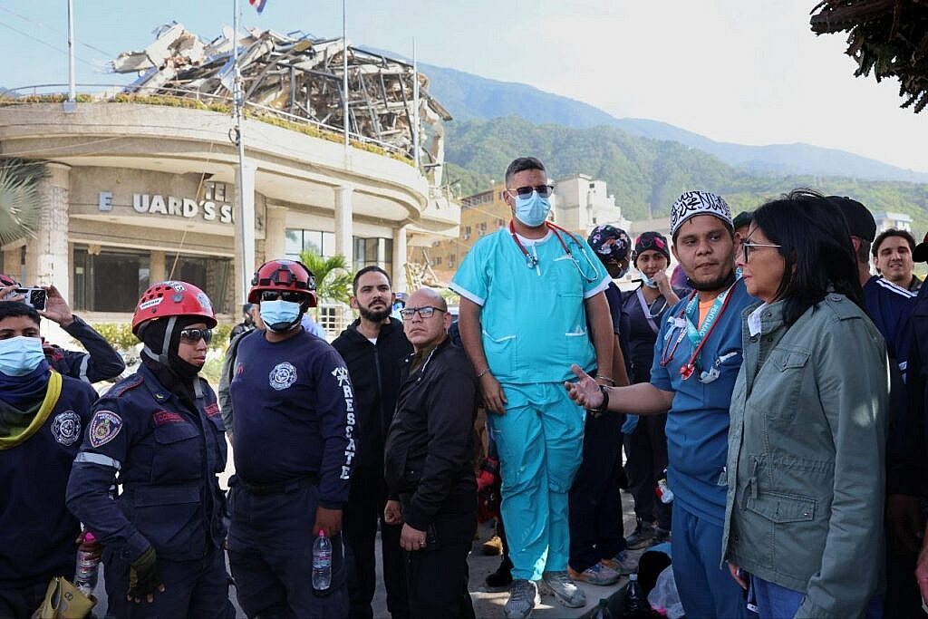 Presidenta (E) Rodríguez supervisa labores de rescate en Macuto por doble terremoto
