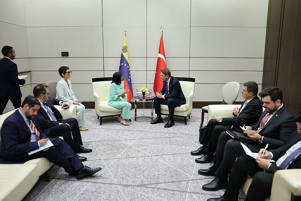 Presidenta (E) Delcy Rodríguez se reunió en Estambul con el ministro de Energía y Recursos Naturales Alparslan Bayraktar