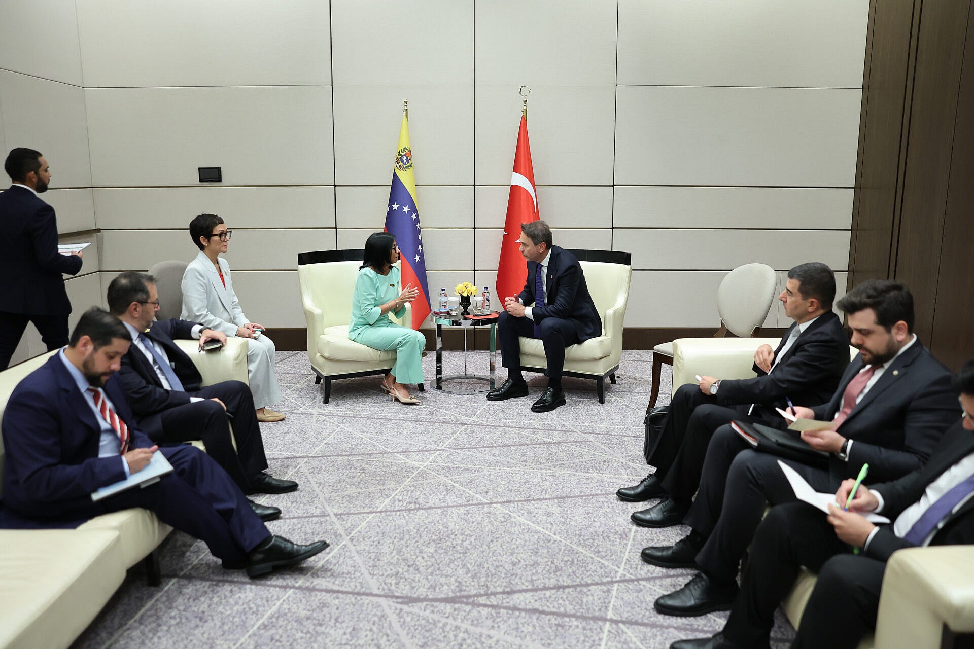 Presidenta (E) Delcy Rodríguez se reunió en Estambul con el ministro de Energía y Recursos Naturales Alparslan Bayraktar
