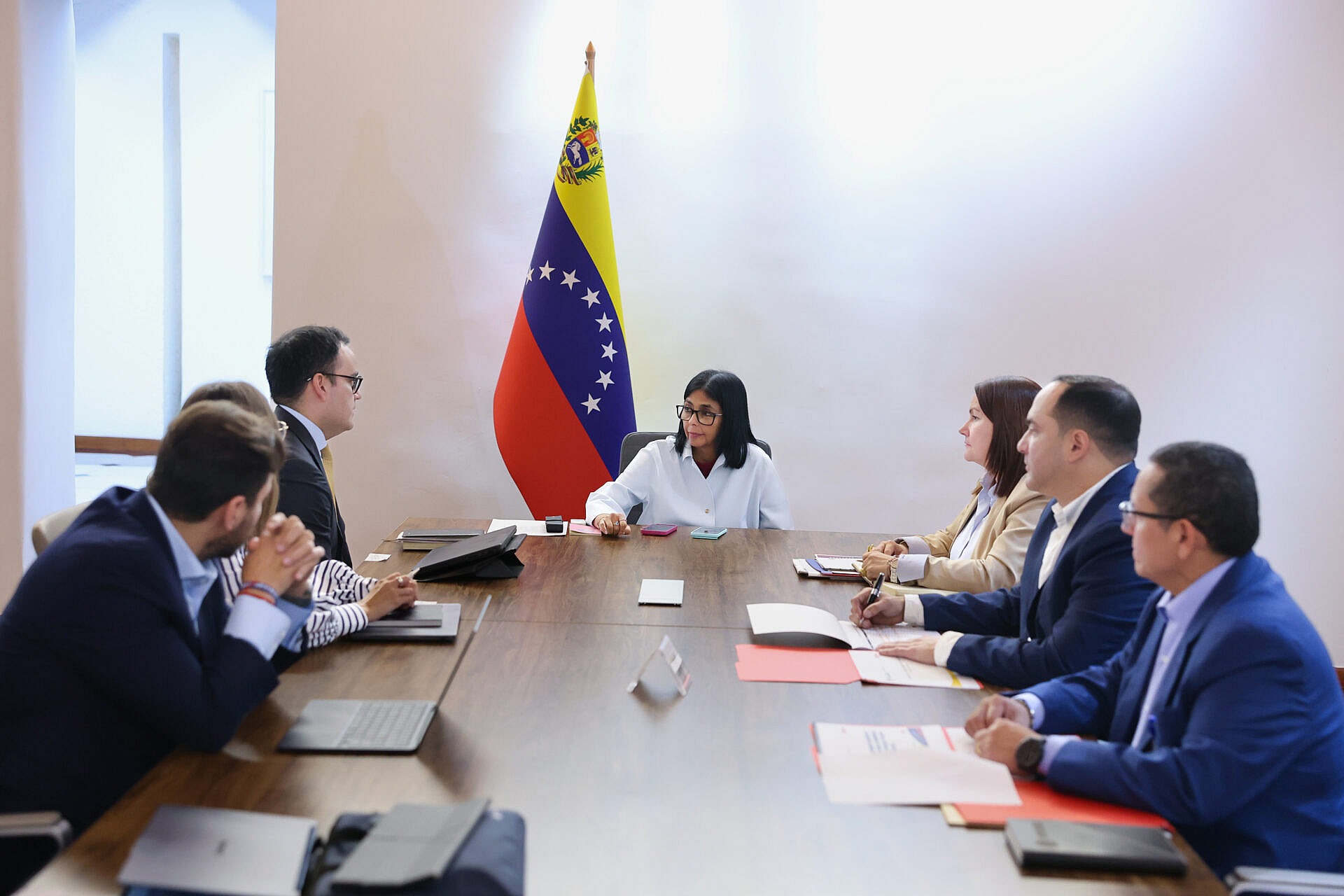 Presidenta (E) Delcy Rodríguez se reunió con el Gabinete Económico en Caracas
