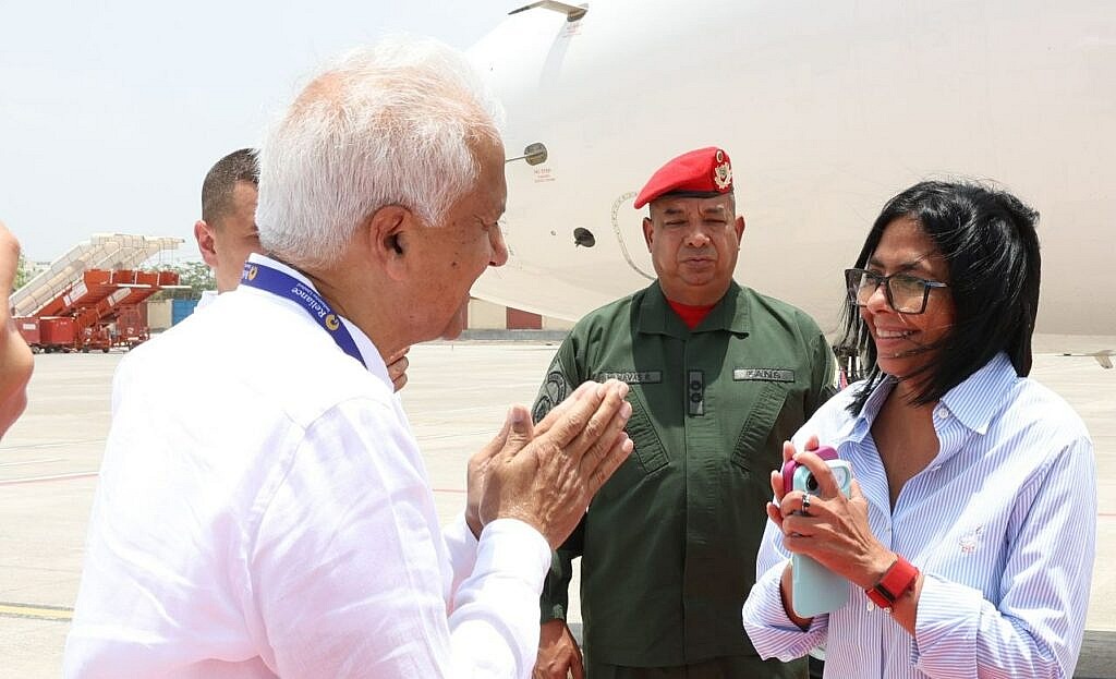 Presidenta (E) Delcy Rodríguez aterriza en la ciudad de Jamnagar y es recibida por autoridades locales