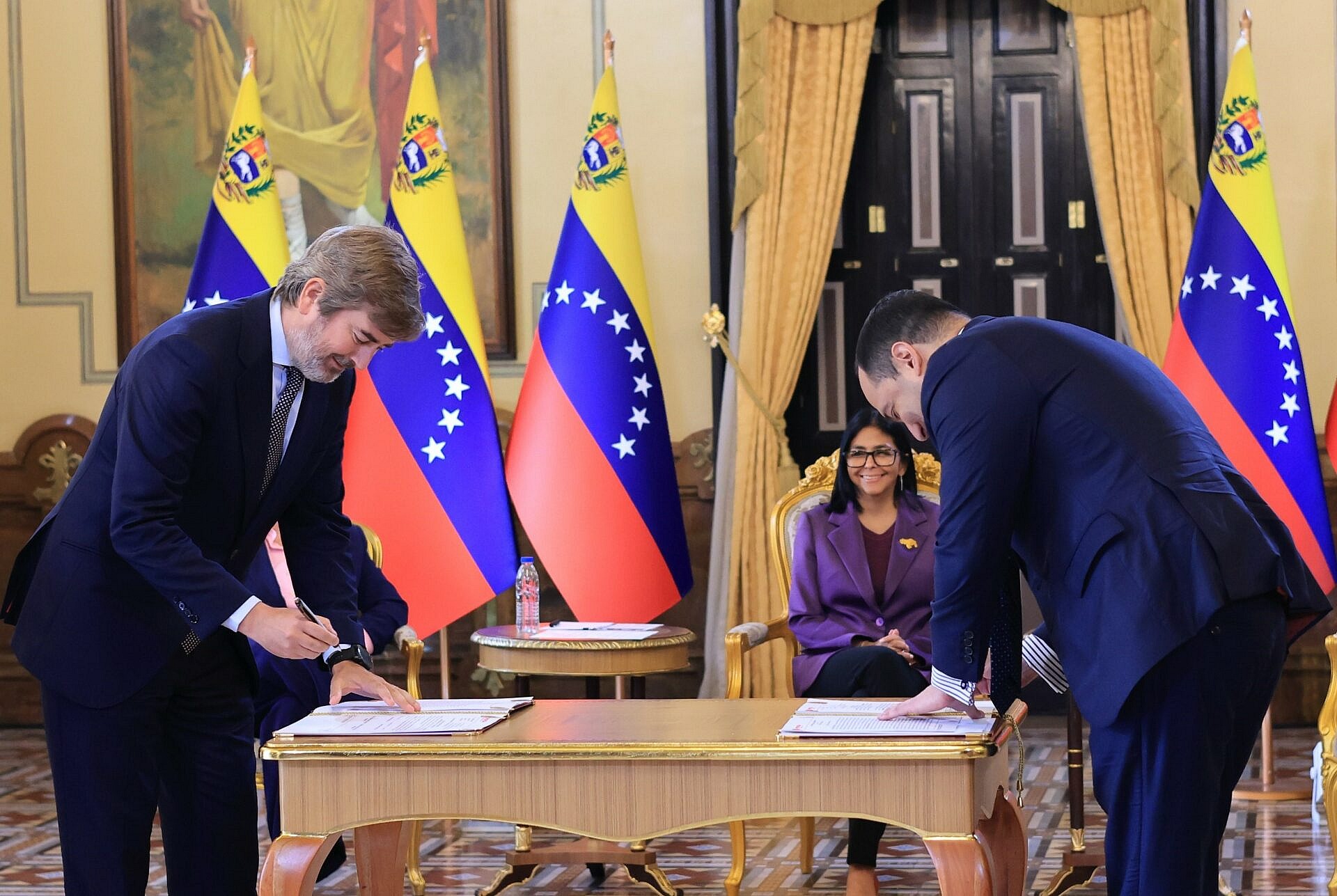PDVSA y Repsol firman Memorando de Entendimiento en materia de crudo y gas
