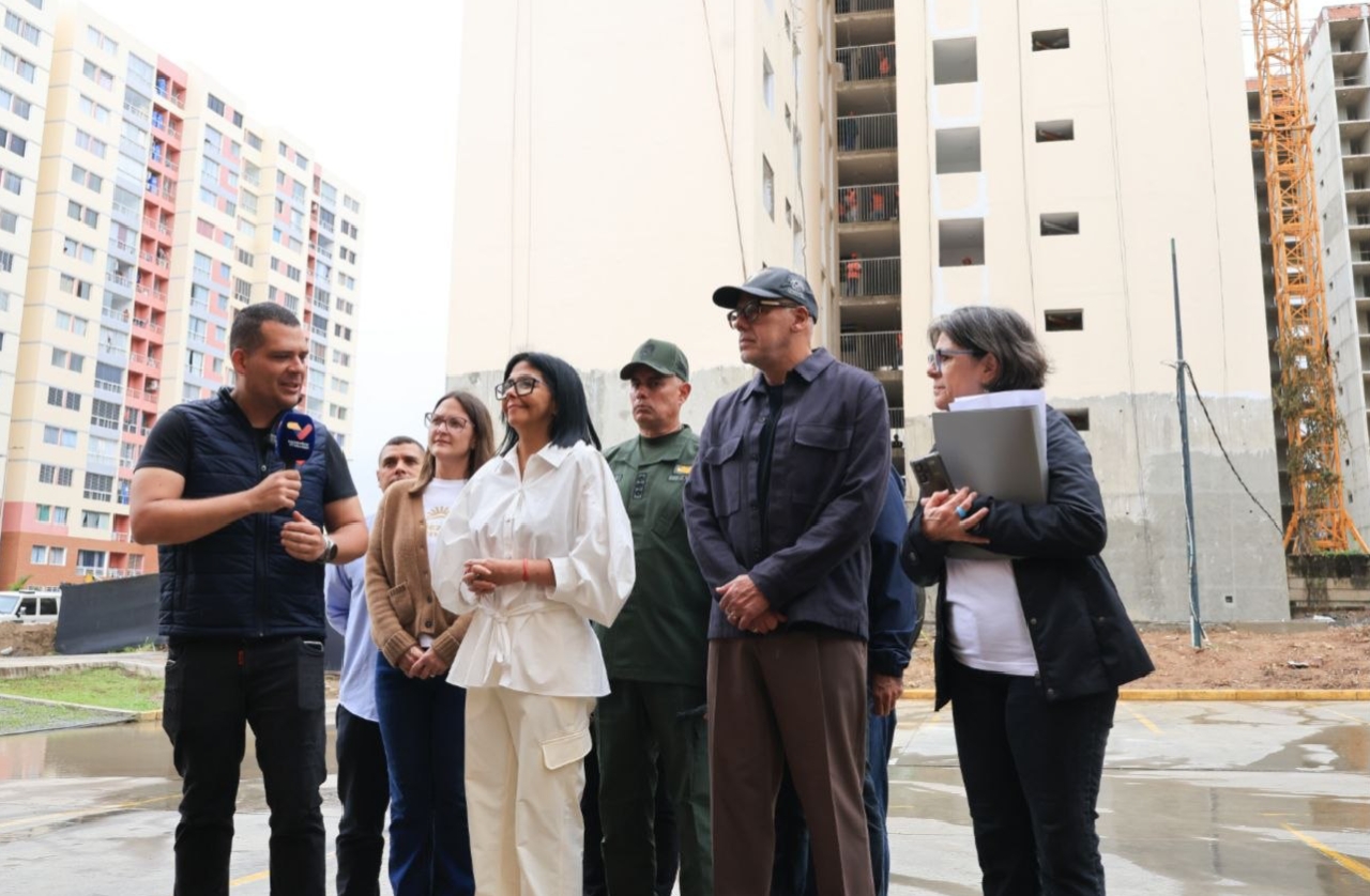 Presidenta (E) Delcy Rodríguez entrega nuevas viviendas a 200 familias afectadas por los sismos del 24 de junio