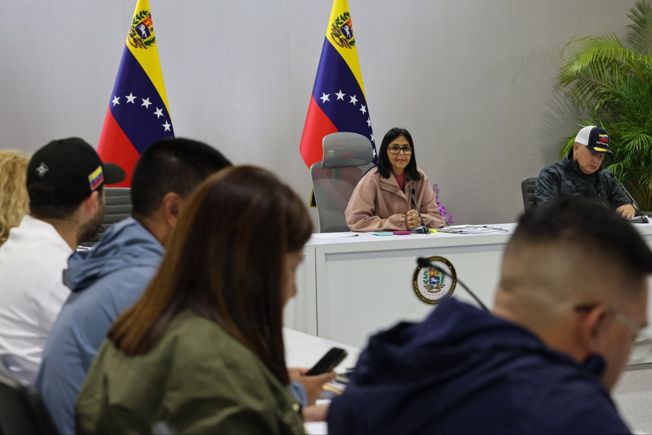 Presidenta (E) Delcy Rodríguez lidera reunión del Estado Mayor que coordina campamentos transitorios tras sismos en Venezuela