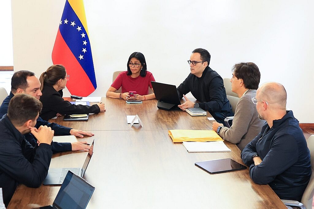 Presidenta Delcy Rodríguez se reúne con integrantes del equipo económico para abordar estrategias y políticas de atención integral