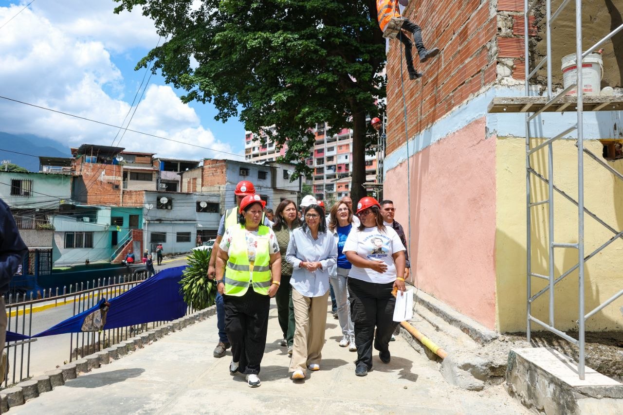 Presidenta (E) Delcy Rodríguez despliega brigadas populares en Caracas para acelerar reconstrucción mediante el Plan «Venezuela Renace»