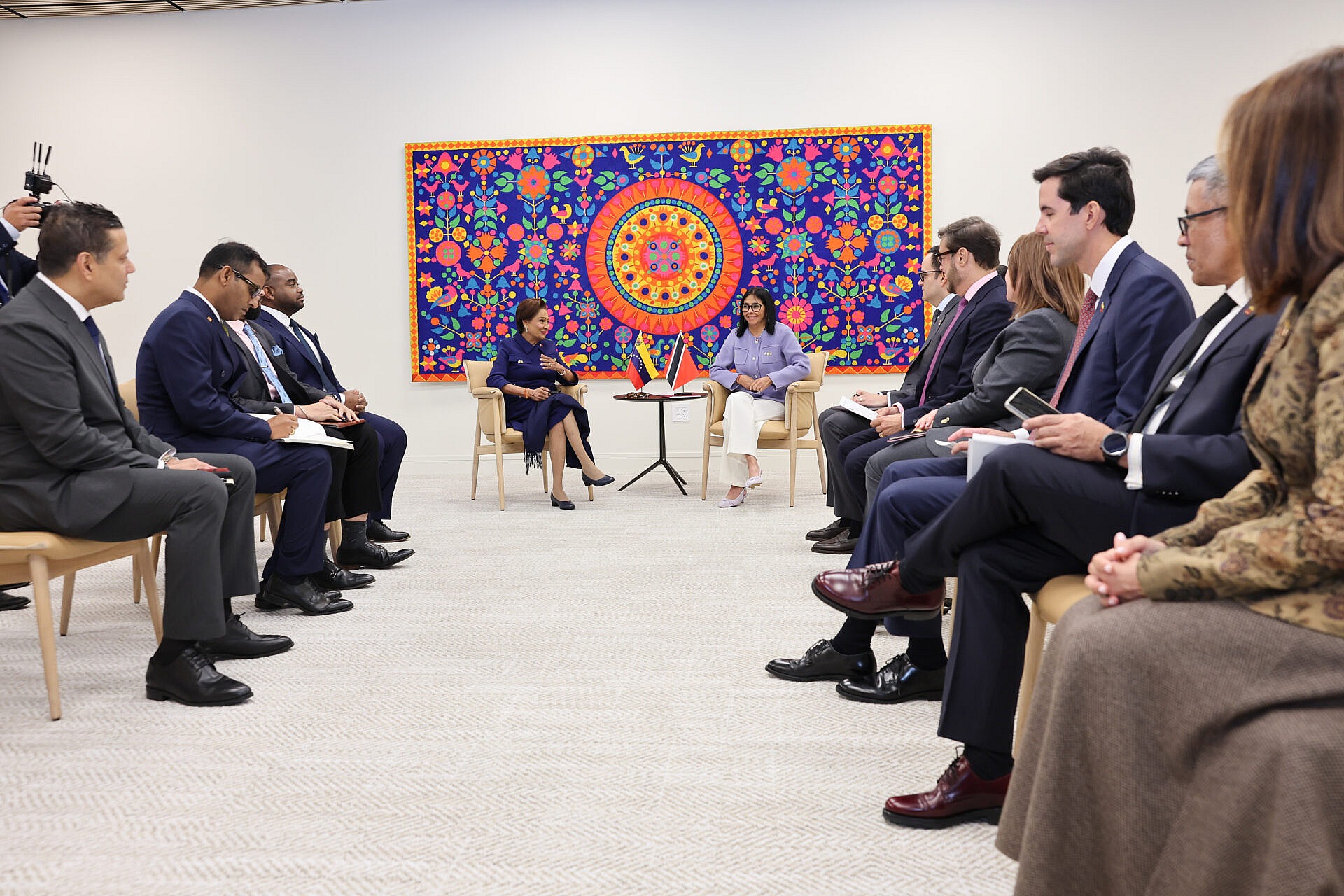 Presidenta Delcy Rodríguez se reunió en Nueva York con la primera ministra de Trinidad y Tobago, Kamla Persad-Bissessar