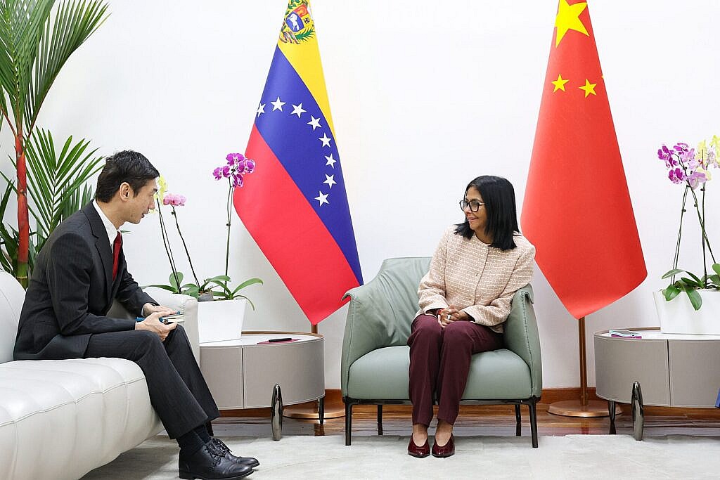 Presidenta Delcy Rodríguez se reúne con embajador Lan Hu y felicita a la República Popular China por su 77.° aniversario
