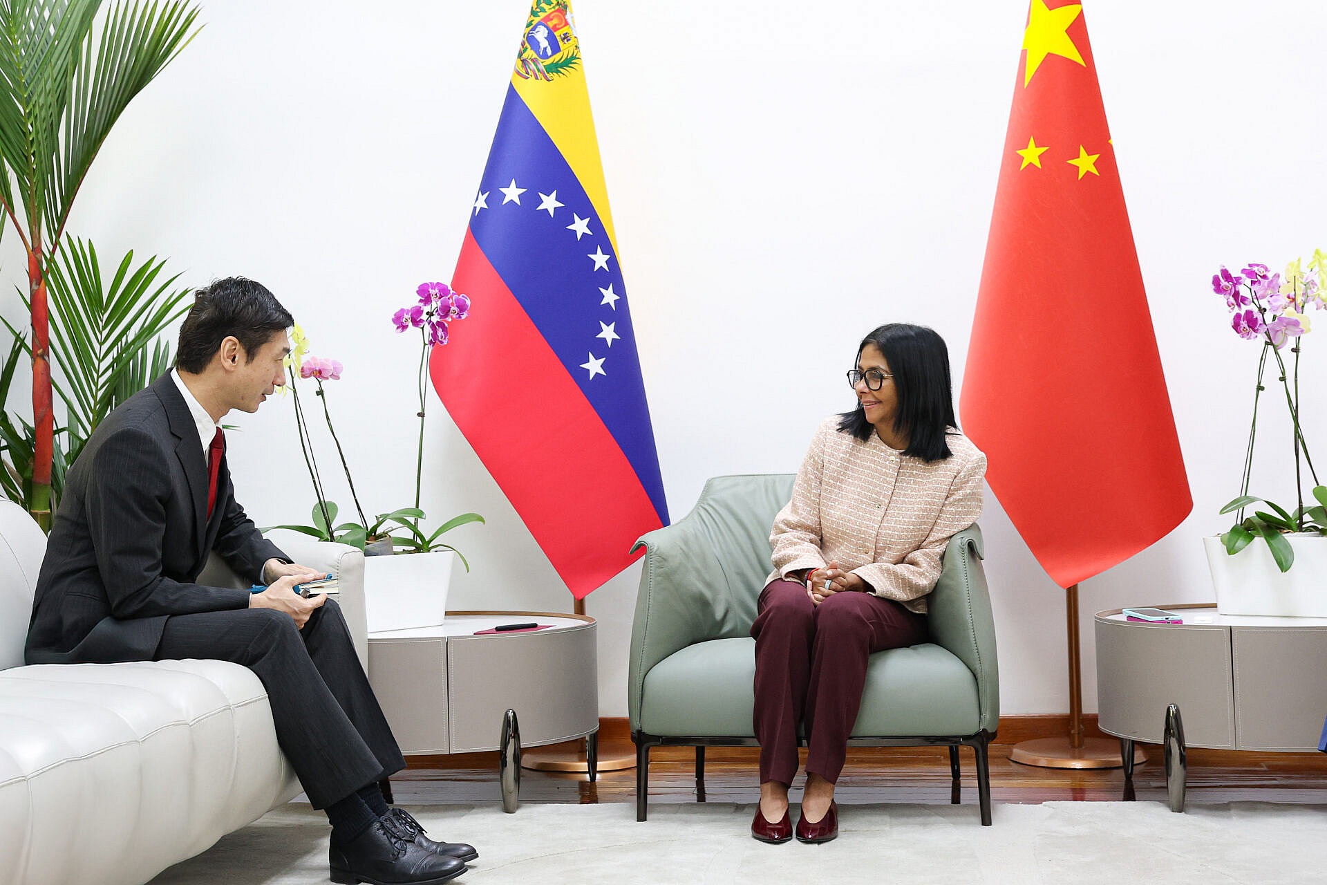 Presidenta Delcy Rodríguez se reúne con embajador Lan Hu y felicita a la República Popular China por su 77.° aniversario
